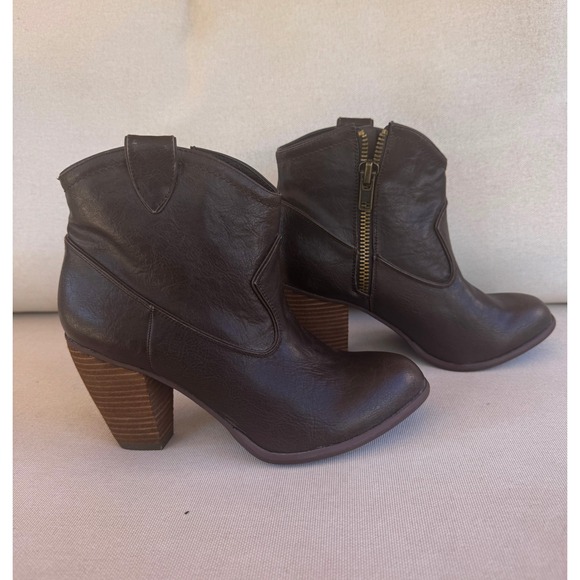 Not Rated Brown Ankle Boots Western Style Block Heel Zip Up Women's Size 6 - Picture 1 of 9